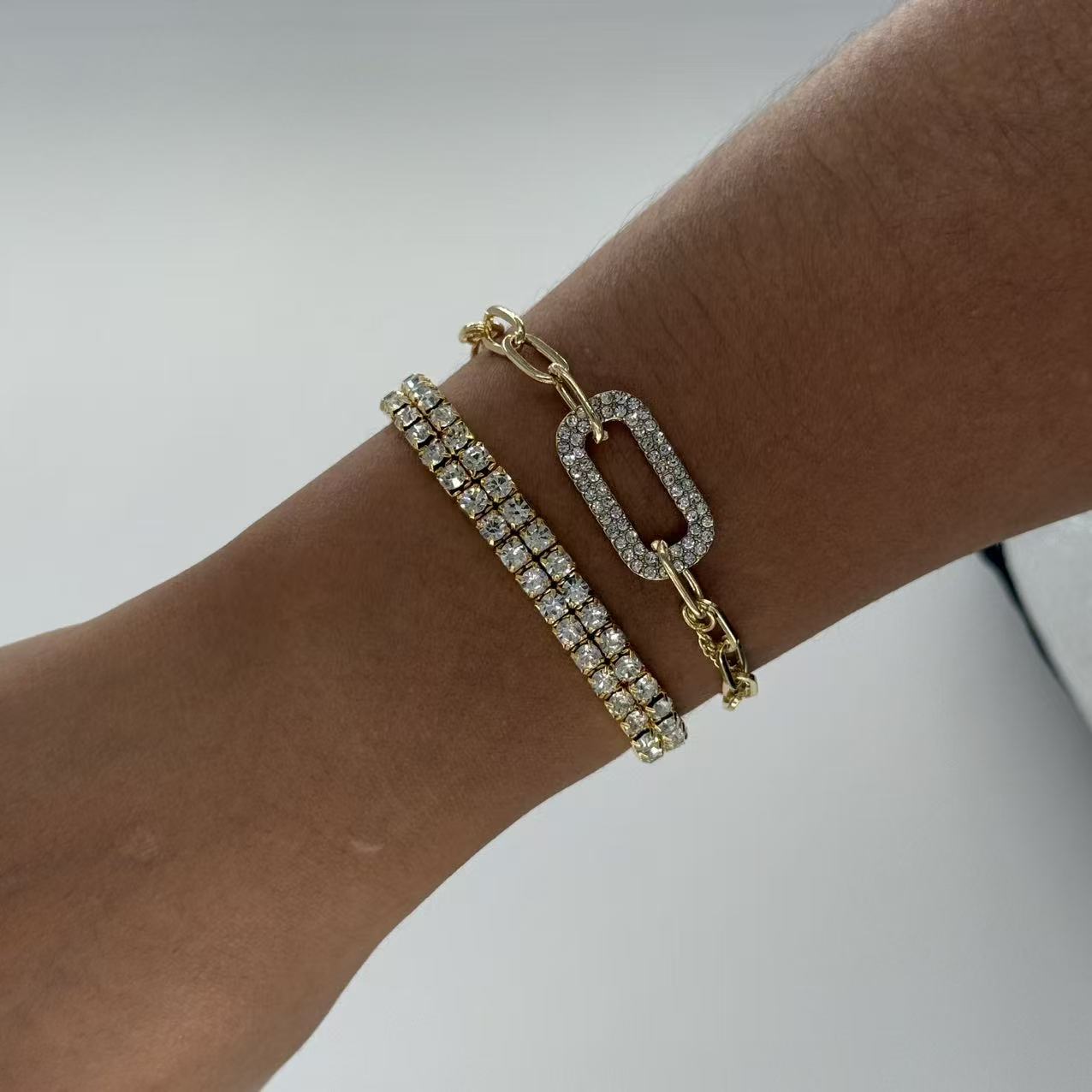 

Minimalist two-piece bracelet set comprising a single-strand bracelet and a double-strand zirconia chain bracelet. Birthday gift