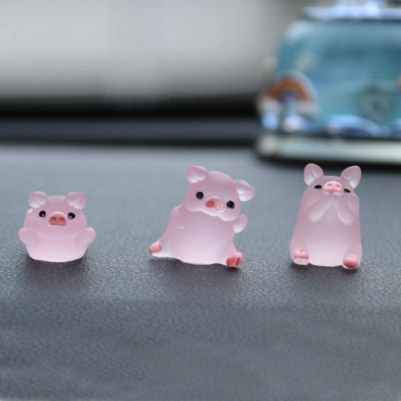 6ks/sada Svítící Mini Pryskyřice Prase Hračky na Palubní Desku Auta Panenky Figurky Domácí Zahradní Dekorace Kreslená Barva Roztomilé Ozdoby do Auta Dárky