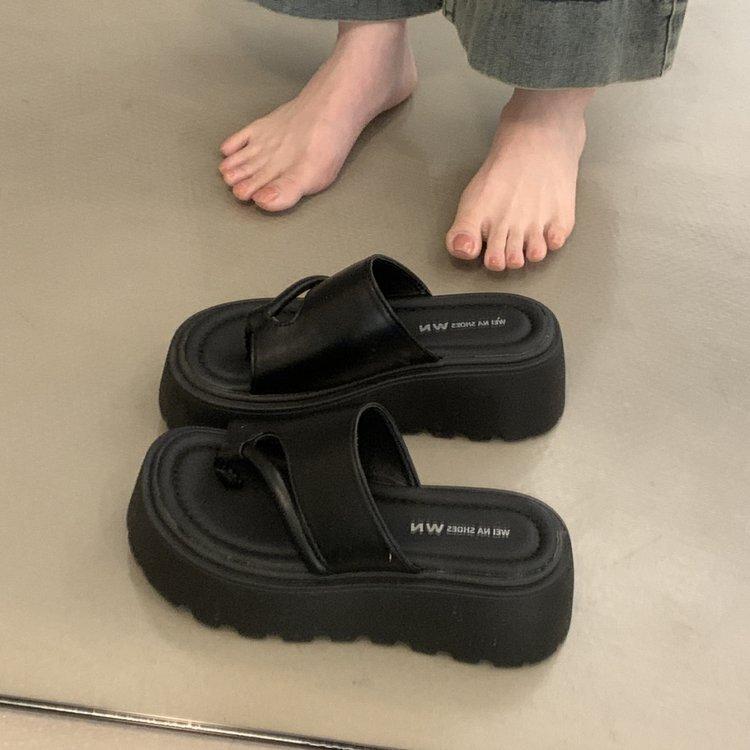 

Slippers women s 2025 summer new wear Velcro muffin thick bottom stepping on shit feeling fashionable and lightweight beach shoes 35