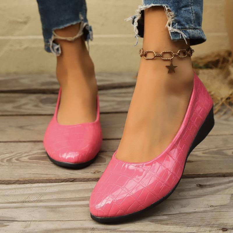 Scarpe basse casual grandi con suola morbida a punta per donna che indossa scarpe singole a bocca leggera
