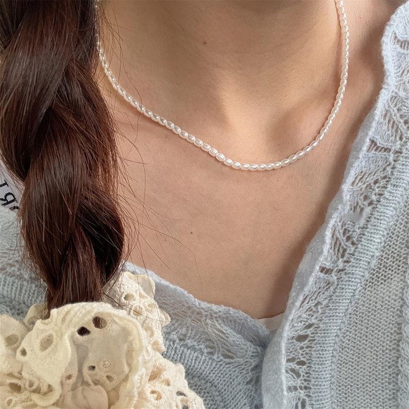 Retro pearl beaded magnetic necklace niche light luxury court style collarbone chain fashionable versatile temperament necklace