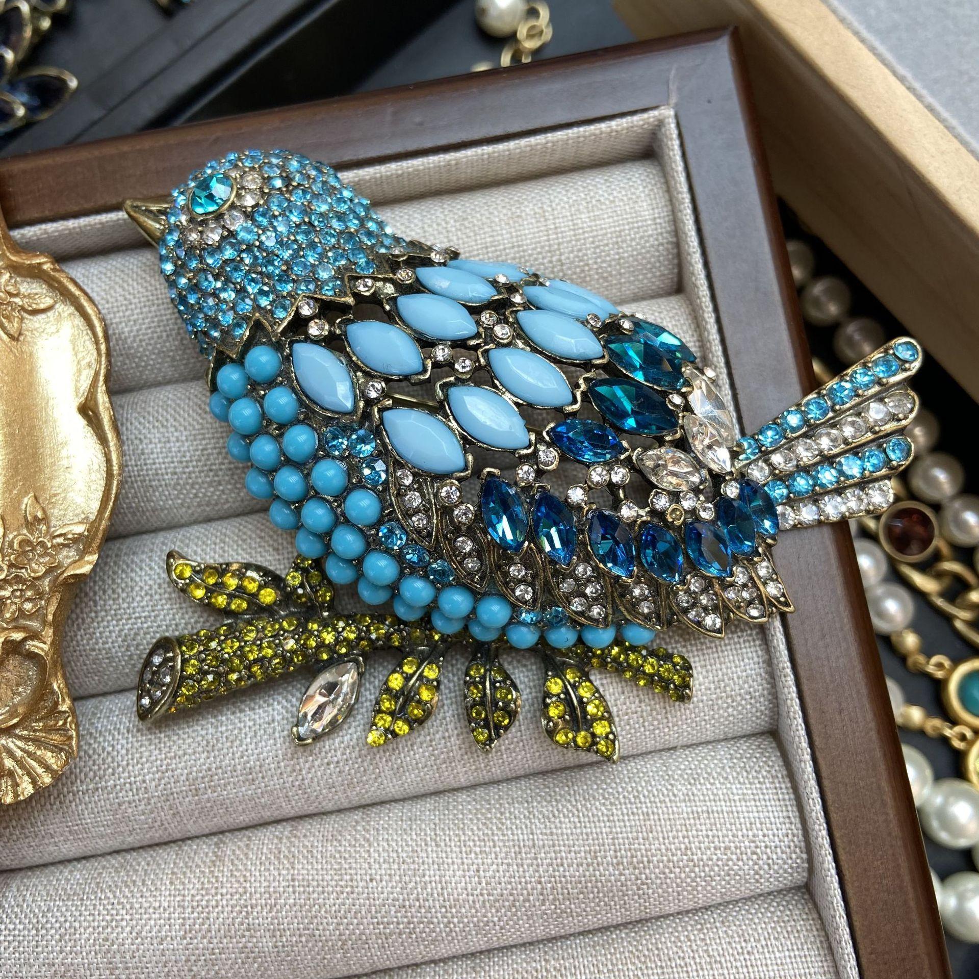 

Креативная брошь в виде животного, синие стразы, брошь в виде птицы, одежда, преувеличенные аксессуары, брошь в виде птицы, источник