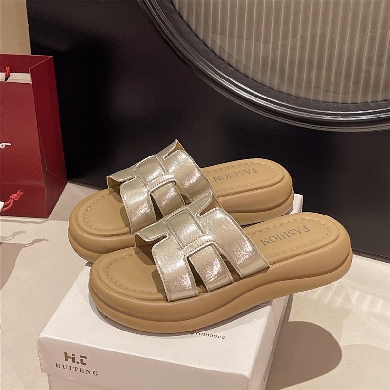 Stepping on shit feeling thick-soled cool slippers women's summer wear 2025 new Internet celebrity casual non-slip beach one-word sandals