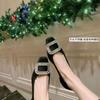 Damen-Single-Schuhe mit niedrigem Absatz und eckiger Spitze mit Strassstein-Schnalle Seiden-Satin-Slip-Ons Flache Sohle Vielseitig Und Stilvoll
