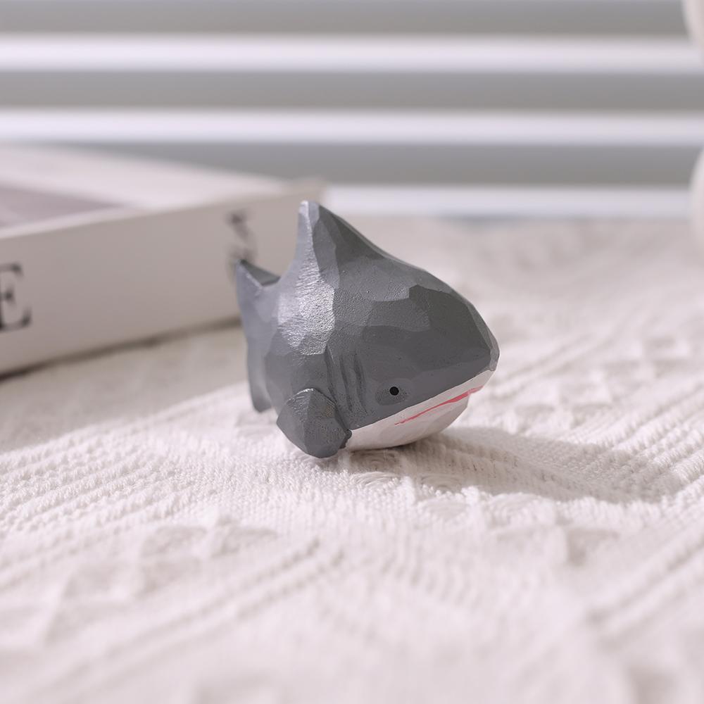 

Ручная деревянная резьба Домашние украшения decoraciones para el hogar Настольные аксессуары Декор для комнаты Ручная работа Статуэтка акулы декор светло-серый