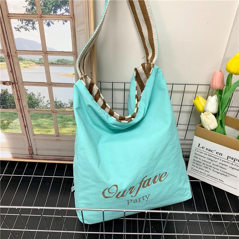 

2025 Spring Personality Trend Casual Large Capacity Bag Simple Foreign Style Women s Texture One Shoulder Crossbody Tote Bag зелений