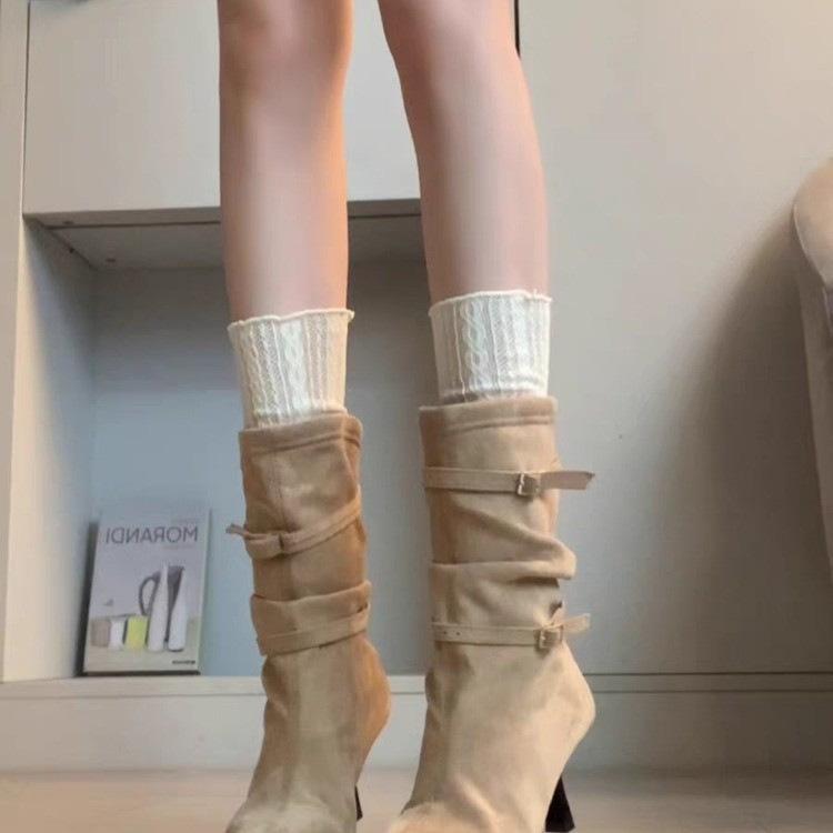 2025 höst och vinter nya franska retro spetsiga tunna klackar korta stövlar dam mocka veckad lugg stövlar högklackade westernstövlar