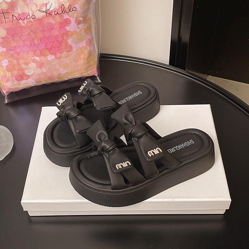 Beach slippers feel versatile sandals 2025 summer shit seaside stepping on bow wind thick-soled slippers