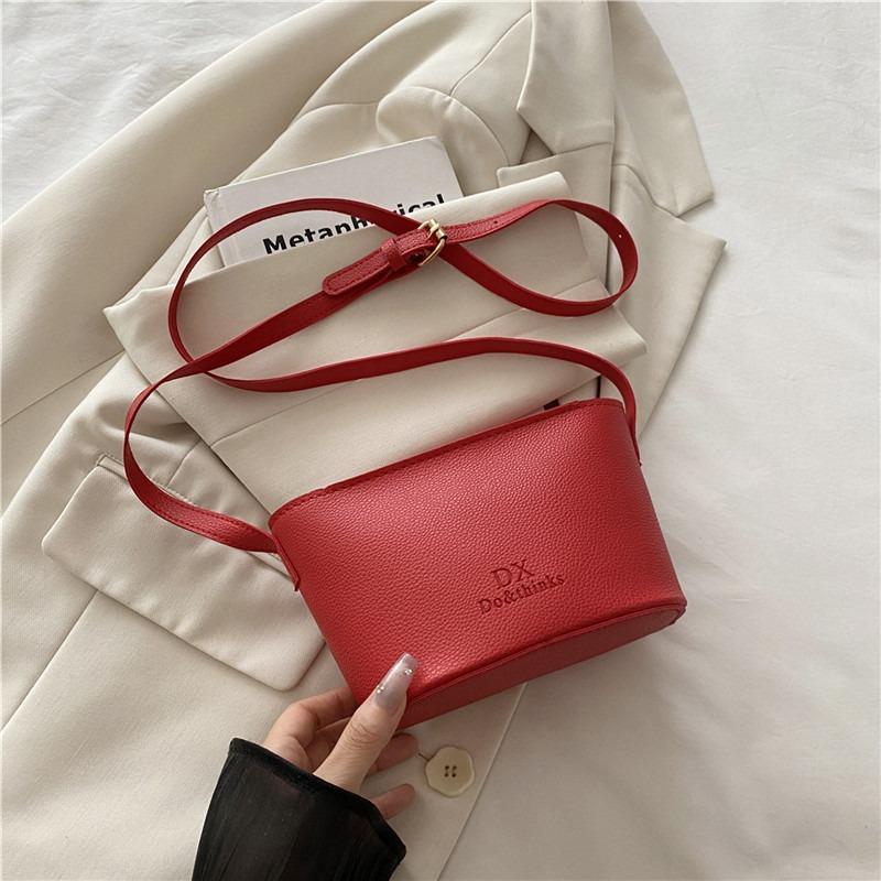 

Модная летняя новая женская сумка через плечо, сумка-мессенджер, нишевый дизайн, повседневная простая текстурная сумка-ведро красный