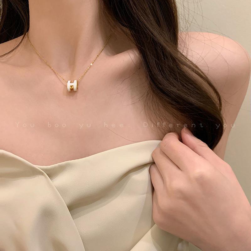 H letter pendant necklace women's niche high-end neck chain Xia titanium steel non-fading collarbone chain