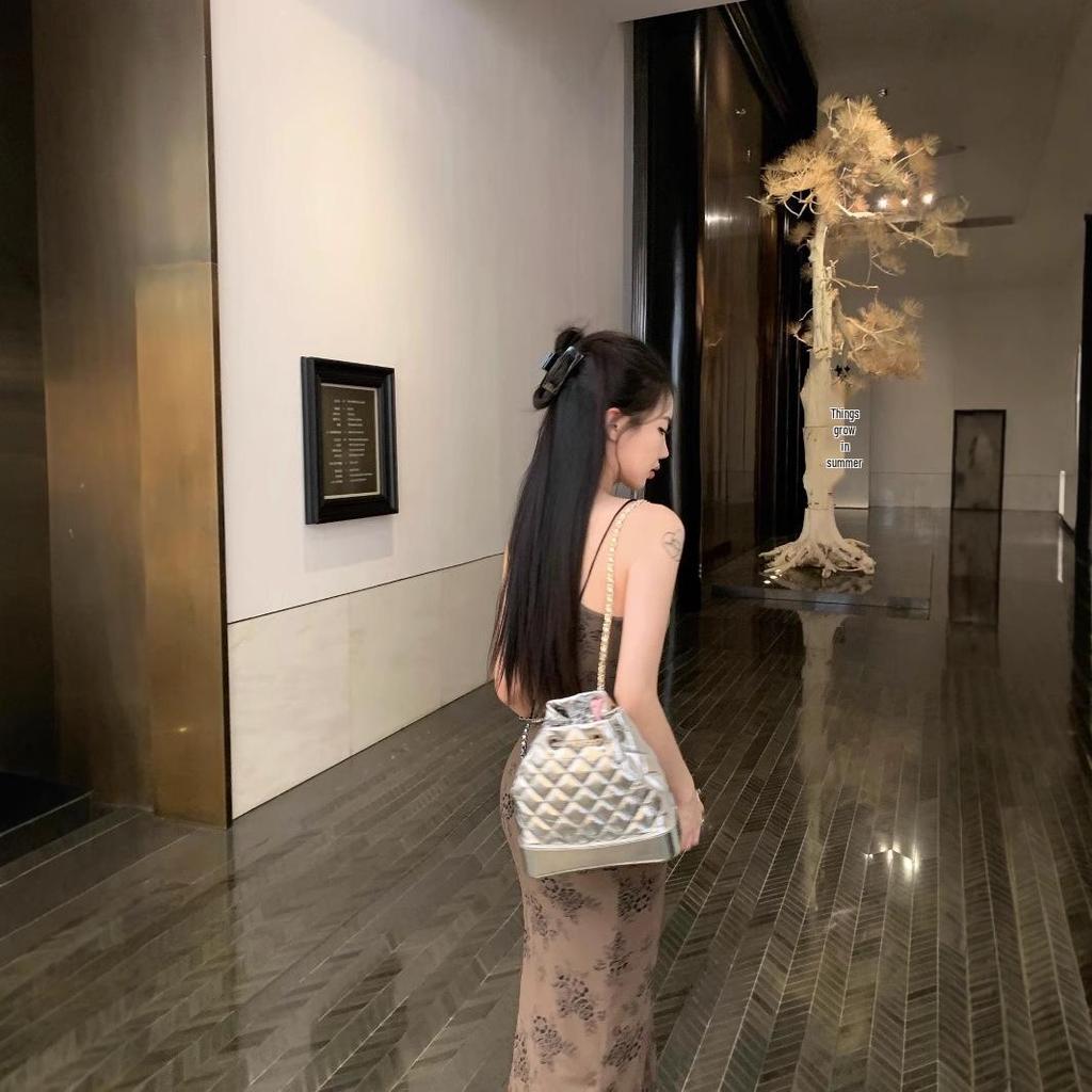 Schickes französisches Camisole-Kleid mit schwarzem Print: Elegantes, taillenförmiges Design für einen schlankmachenden, raffinierten Look.