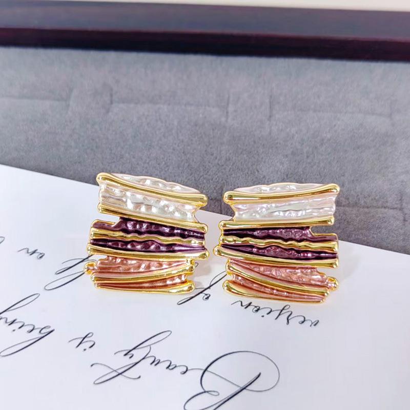Разноцветные Серьги-гвоздики в складку с золотой полоской: Модный дизайн для женщин