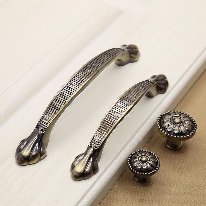 European Style Antique Bronze Pull Handle for Kitchen Cabinets, Wardrobes, and Drawers - Classic Retro Zinc Alloy Design.