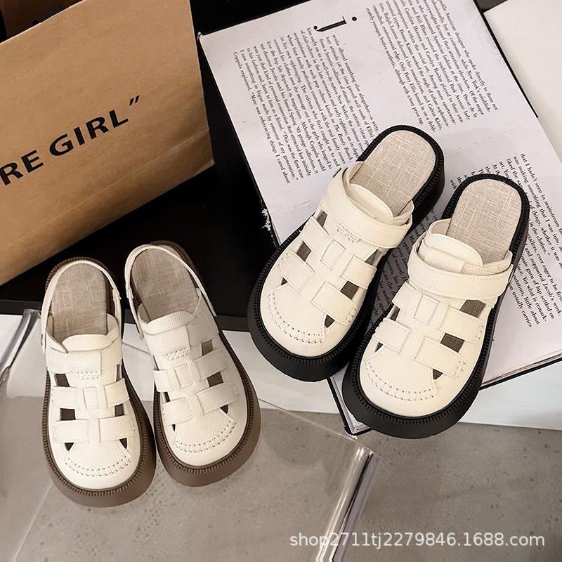 Höhenvergrößernde dicksohlige Taschenkopf-Sandalen Damen neuer Sommer ausgehöhlt Mori zwei durchgestochene Löcher Strand römische coole Slipper