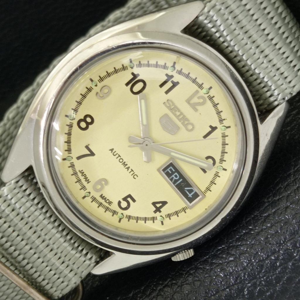 

Б/У винтажные мужские часы SEIKO 5 AUTOMATIC JAPAN с кремовым циферблатом и функцией «день/дата» a433537-2 R117-a433537