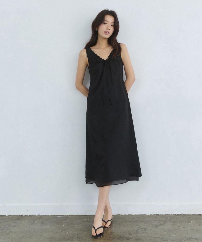 Adowl Embo Flower Pattern Shirring Ribbon Dress - Black