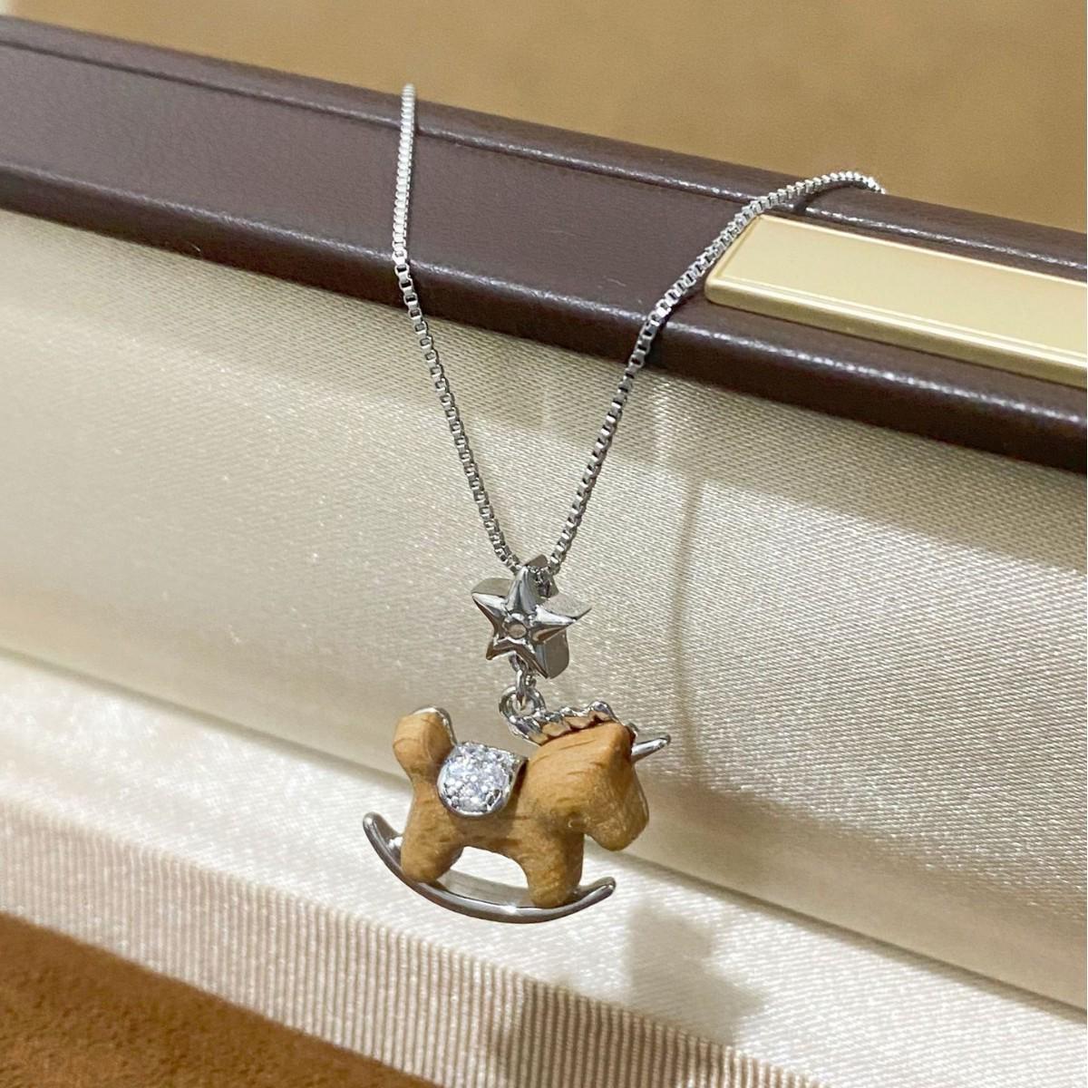 Niche Wooden Rocking Horse & Star Pendant Necklace - Sweet & Cool Light Luxury Sweater Chain