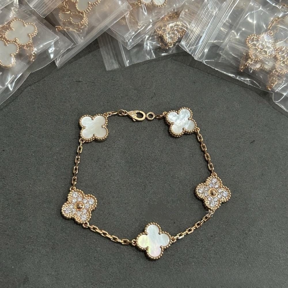 Hochwertiger roter Chalcedon Laser vierblättriges Kleeblatt fünfblütiges Armband 18K Roségold leichter Luxusschmuck Geschenk für Freundin