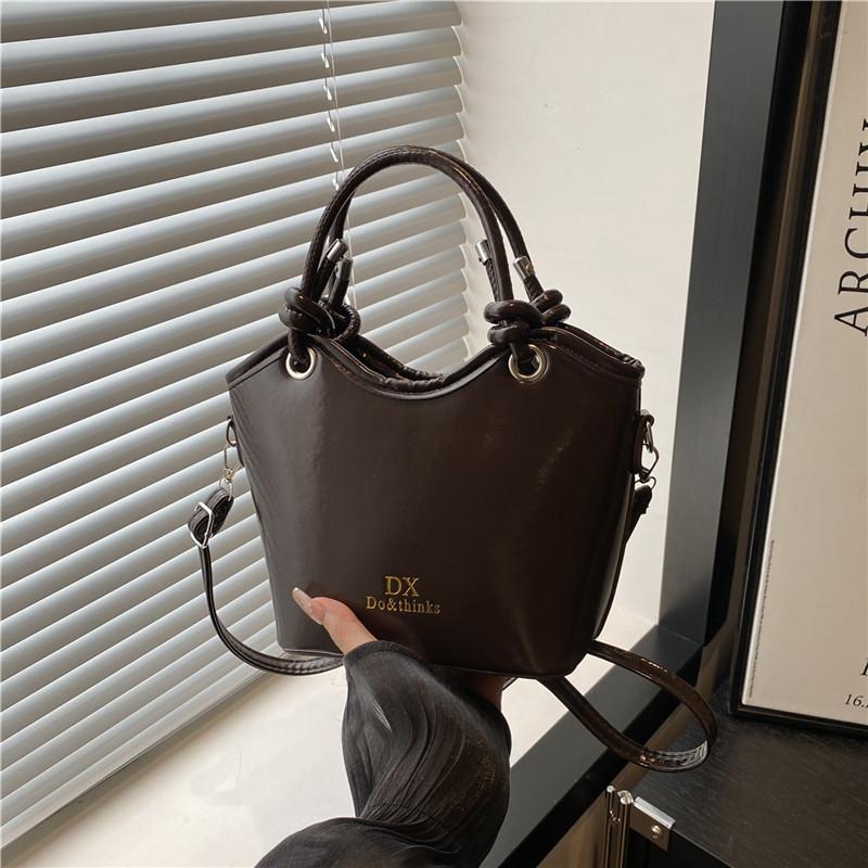 Casual simple fashion bucket bag niche design light luxury women's bag large capacity commuter women's shoulder bag