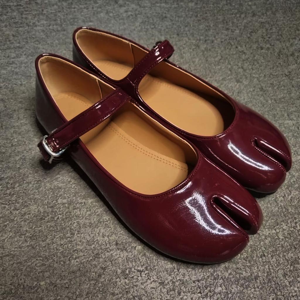 Mary Jane shoes women's 2025 new buckle light mouth Korean version fashionable retro flat bottom split toe pig's trotters single shoes small leathe