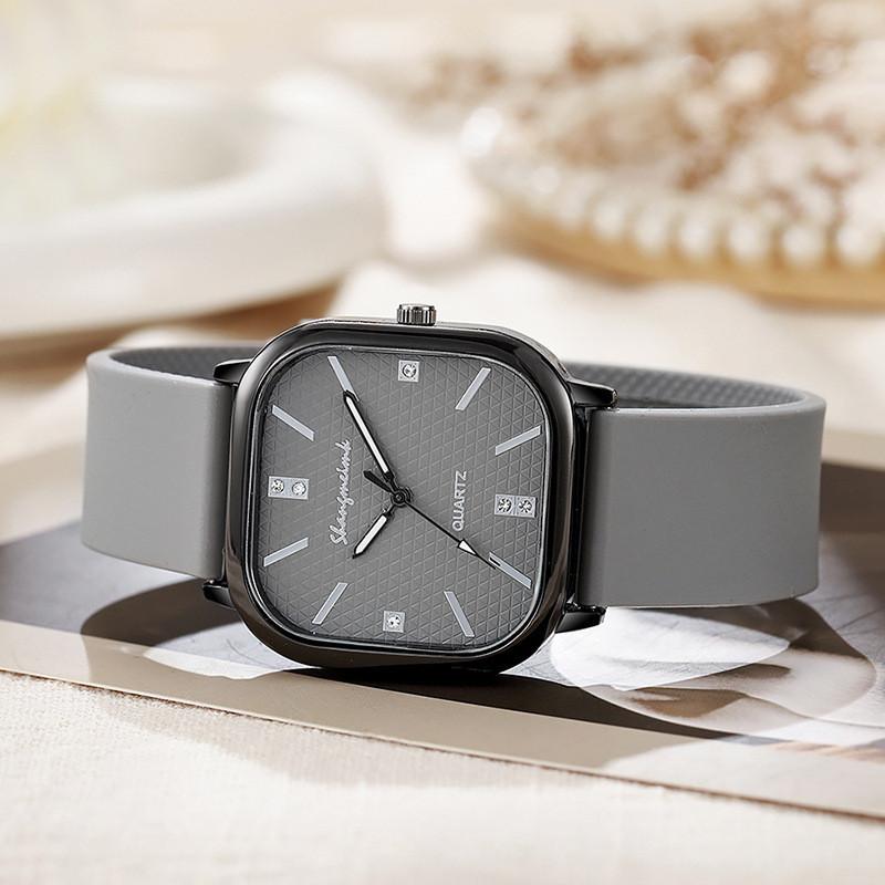 Vintage Style Quartz Watch With Silicone Band For Men And Women