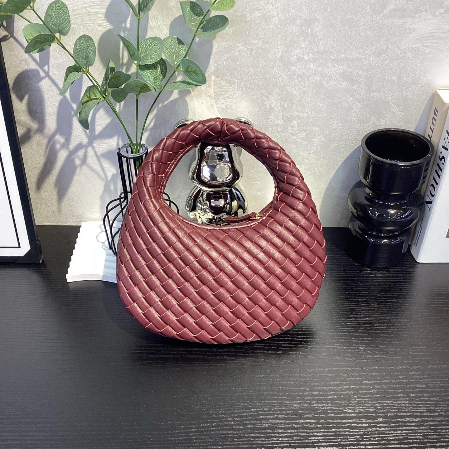 

2026 Модні плетені жіночі сумки через кордон, портативні сумки через плече, міні-клатчі з текстурою коров ячої шкіри, сумки з натуральної шкіри оптом