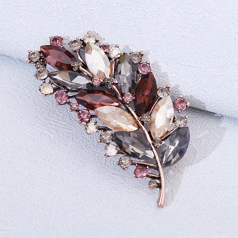 High Sense Retro Luxury Leaf Brooch Versatile Suit Coat Dress Accessories Colorful Crystal Fashion Corsage 2026