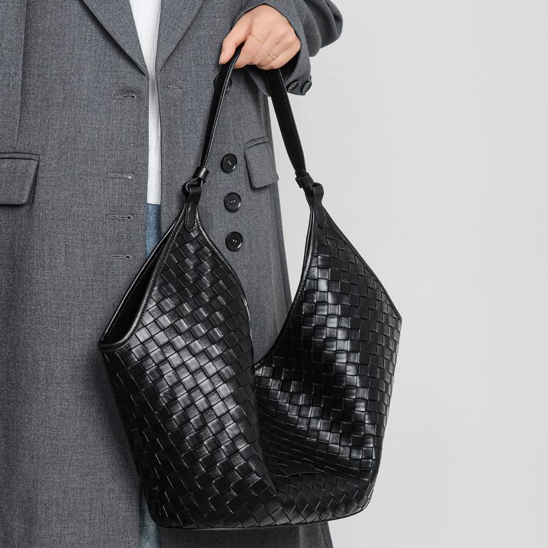 

Large-capacity soft cowhide underarm tote bag, new niche commuter bucket bag, women s bag, genuine leather shoulder bag. чорний