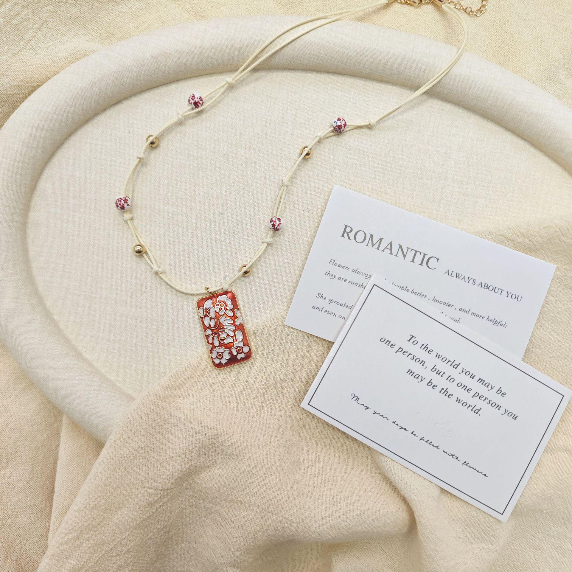 New Chinese Style Beaded Floral Pendant Necklace in Rice White Rope красный