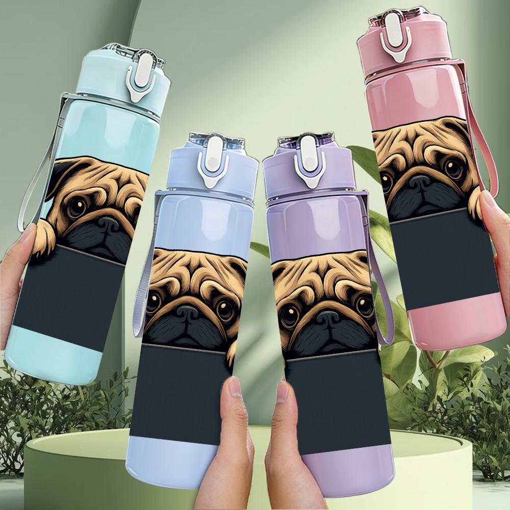 1 ks Mops Pes Vykukující Rám Tisk 750ml Barevná Plastová Sportovní Láhev na Vodu Nepropustné Sklopné Víčko se Slámkou Pro Sporty Kancelář Domácí Použití