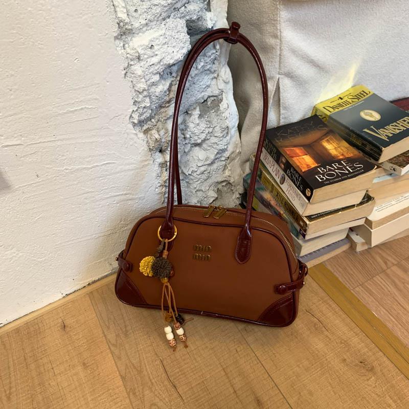 

Fashion trend texture underarm bag niche design casual personality shoulder bag 2025 autumn and winter women s bag Without Pendant