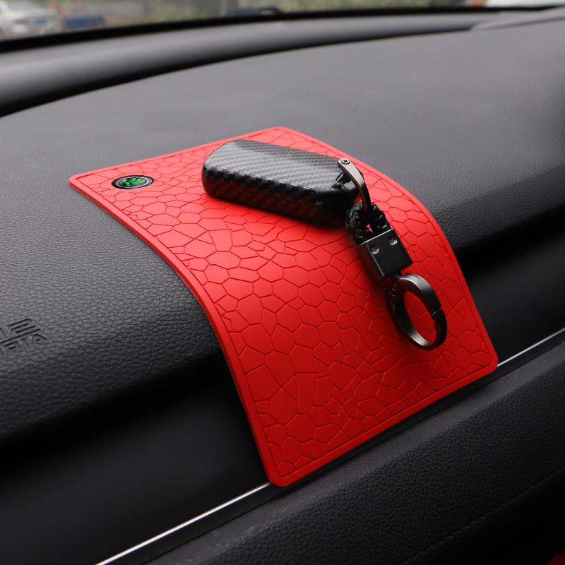 1 Stück Auto Logo Anti-Rutsch-Matte Innenraum Armaturenbrett Zubehör für Skoda Octavia Kodiaq Enyaq iV Kamiq Superb Fabia Rapid Vision RS