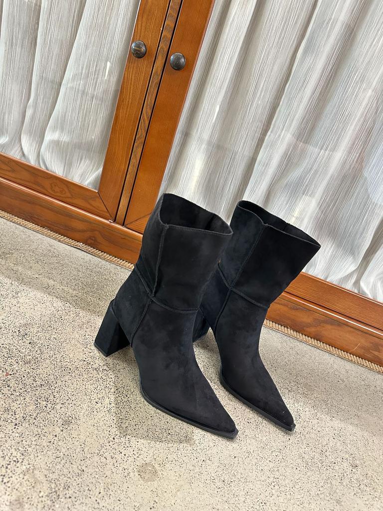 2025 autumn and winter new pointed thick heel high heel temperament French fashion women's short boots suede temperament women's boots