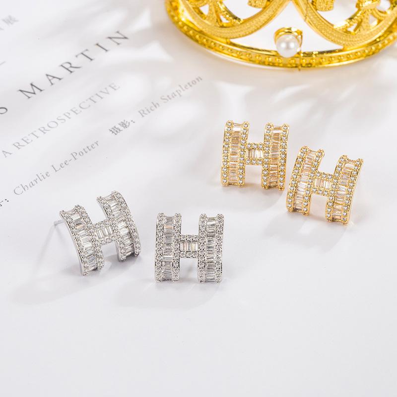 Koreanska Zirkon H-Bokstav Öra Kvinnlig Design Högkvalitativ Känsla Hängande Örhängen För Kvinnor Mode Lätt Lyx Smycken Gåvor