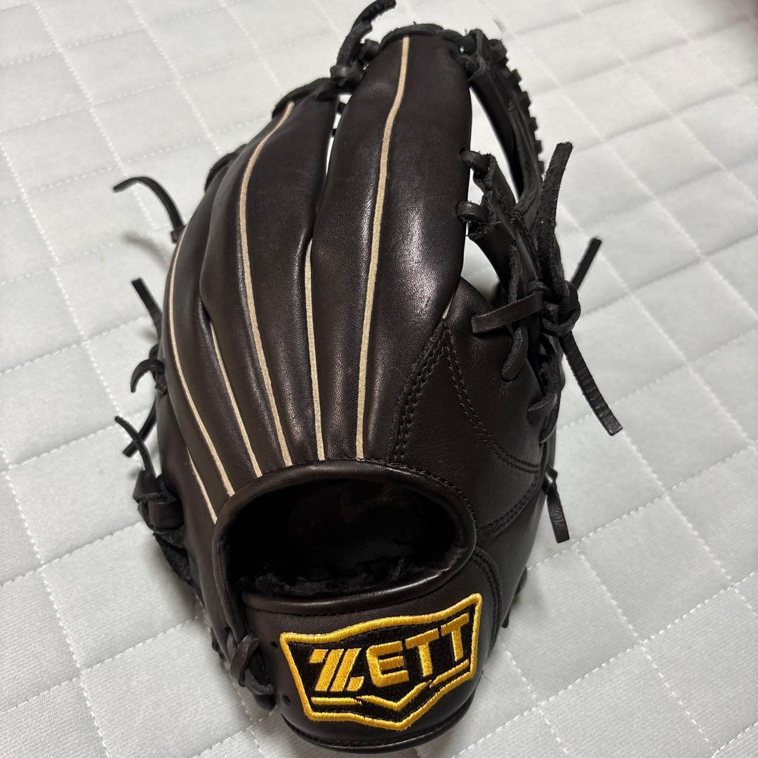 Used ZETT Glove Hero Softball Glove for Right Thrower
