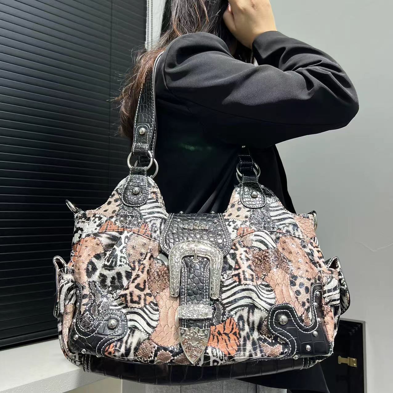 

Женская ретро-сумка-тоут с леопардовым принтом, персонализированная, большая вместимость, пэчворк, нишевая сумка через плечо цветной печати леопарда