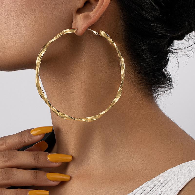 

Индивидуальная мода уличная фотография витые серьги женские корейский стиль преувеличенные ретро большие круглые серьги