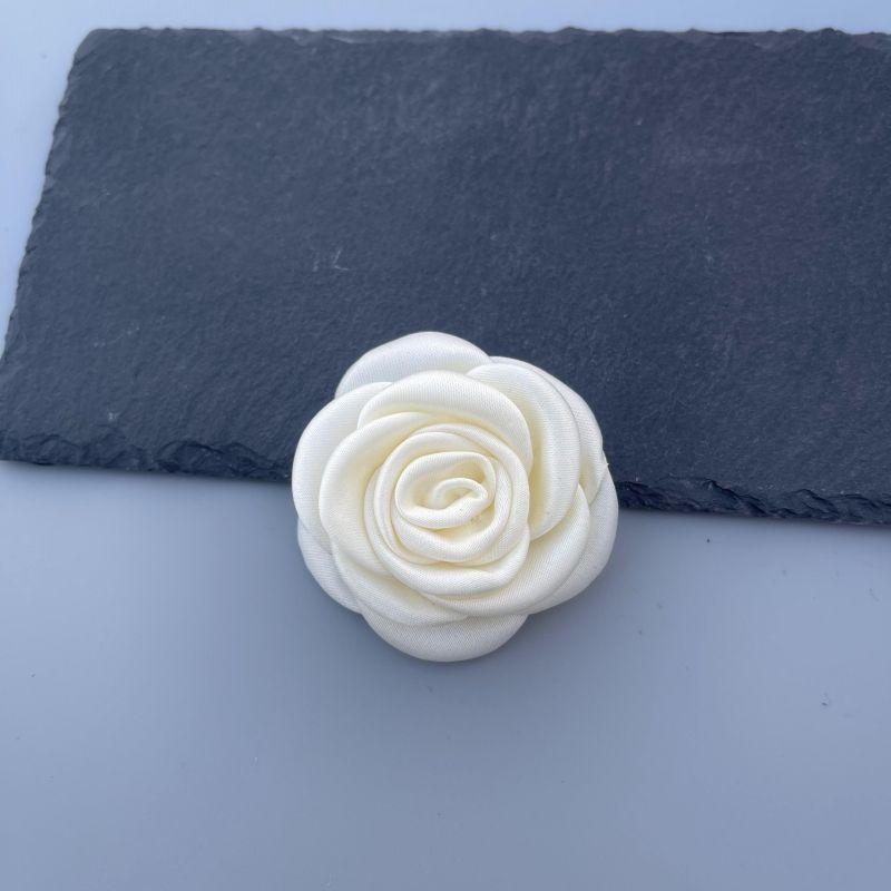 

Элегантность ткани высокого класса в корейском стиле Цветок на грудь Тренд Ручная работа Брошь-роза Универсальная булавка Украшение для костюма Мужской и женский Creamy-white 5cm
