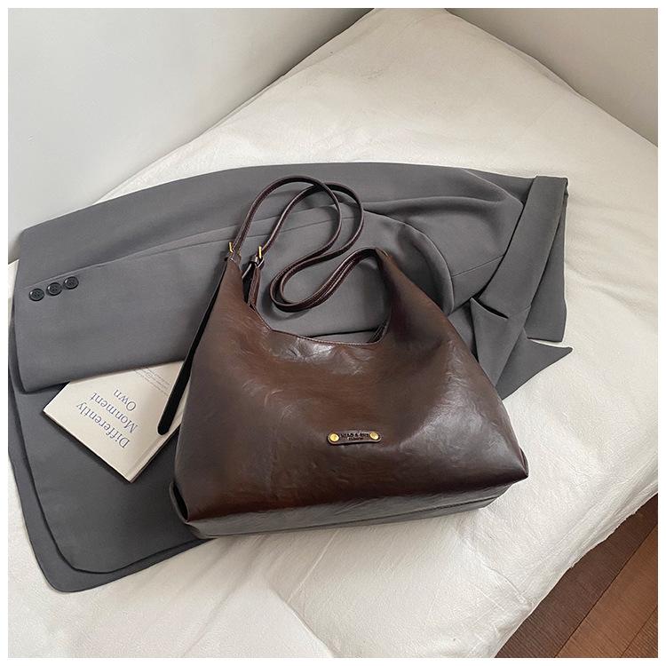 

Премиальная корейская версия ретро сумка большой вместимости женская 2025 новая осенне-зимняя универсальная сумка-тоут нишевая сумка через плечо