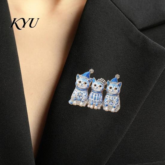Festive Party Brooch Christmas Three Cat Pin, Men Women Rhinestone Kitten Alloy Lapel Decorative Badge for Clothing Bags Scarves Sweaters Pin