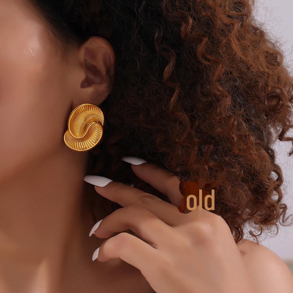 Europäische & Amerikanische Titanstahl 18k Vergoldete Wassertropfen-Textur Spirale Asymmetrische Ohrringe für Damen