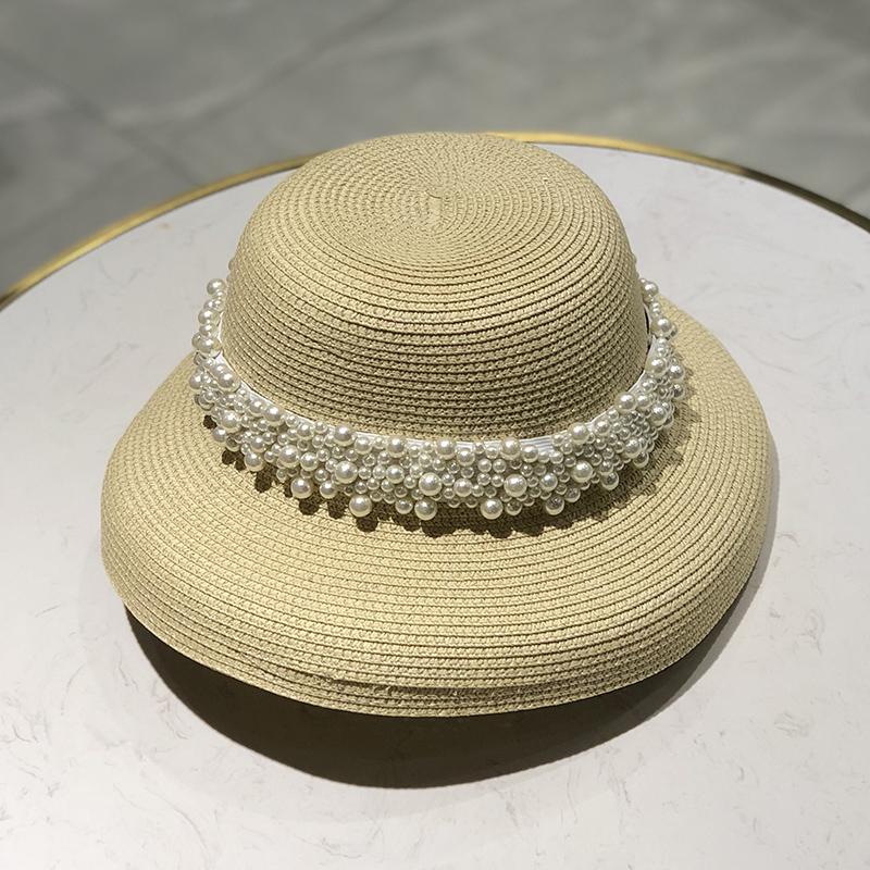 Chapeau de soleil rétro Hepburn pour femmes à large bord en paille perlée avec visière noire protégeant le visage pour voyage d'été à la plage