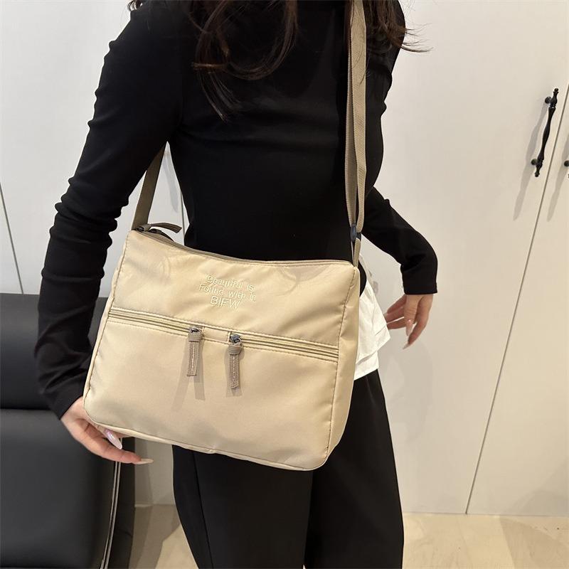 Summer new casual solid color simple and versatile large-capacity shoulder messenger bag, student class commuting tote bag