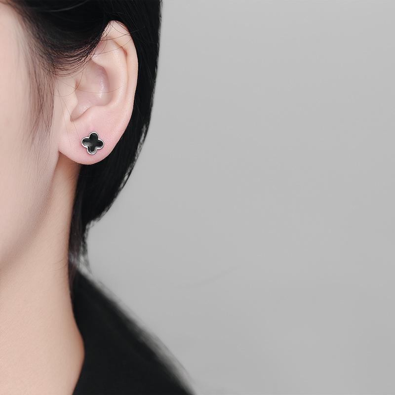 Orecchini a Bottone Quadrifoglio Personalizzati Stile Dolce e Cool alla Moda Semplici Versatili Argento Sterling Nero Trendy Piccoli e Raffinati