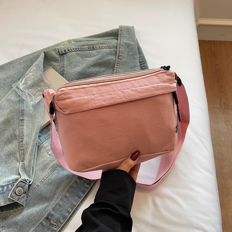 The new bag is simple, ultra-lightweight, high-end texture, niche solid color shoulder bag, fashionable and versatile satchel.