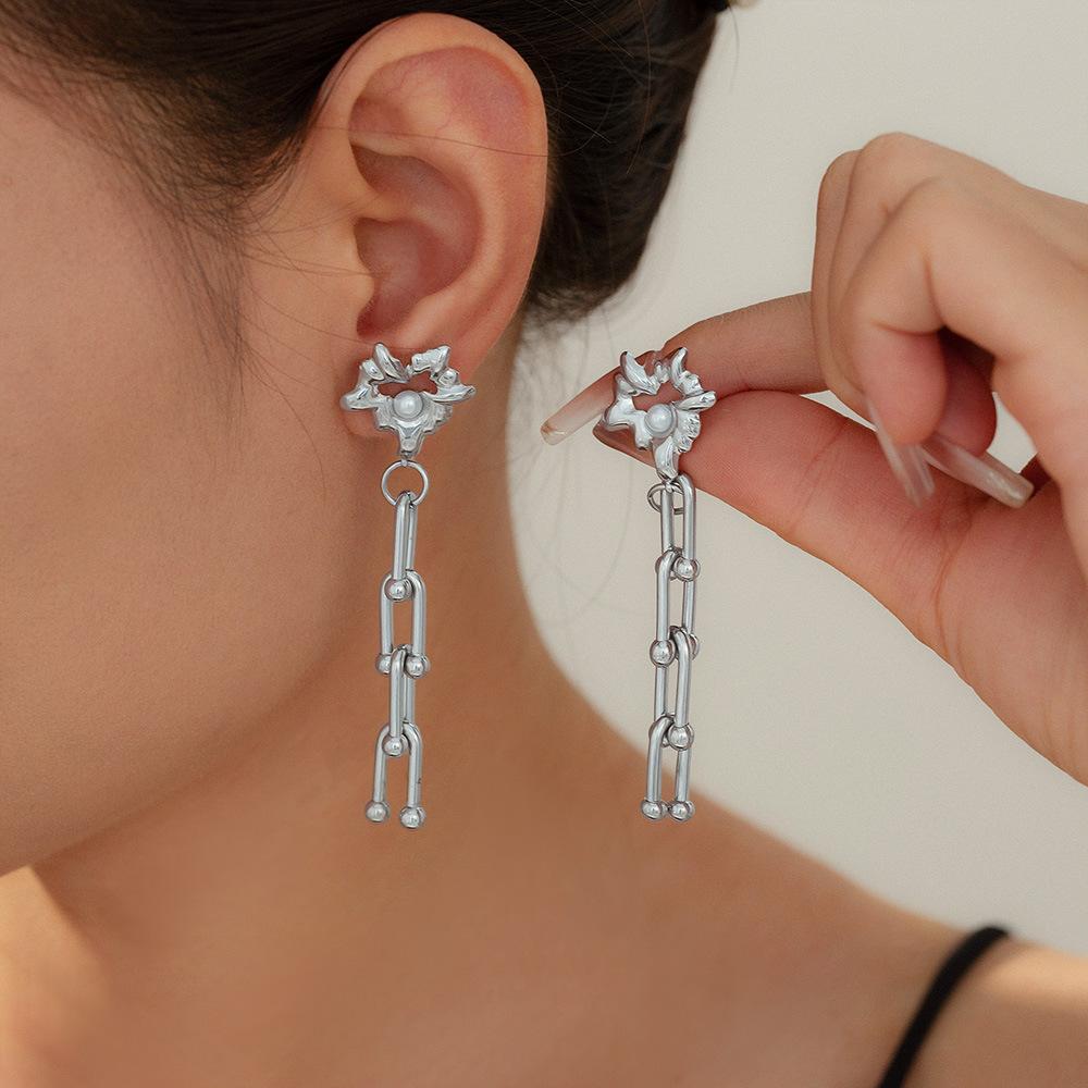 Chic Style Love Imitation Pearl Horseshoe Buckle U-shaped Chain Stud Earrings Personalized Hip-hop Design Titanium Steel Plated with 18k Gold