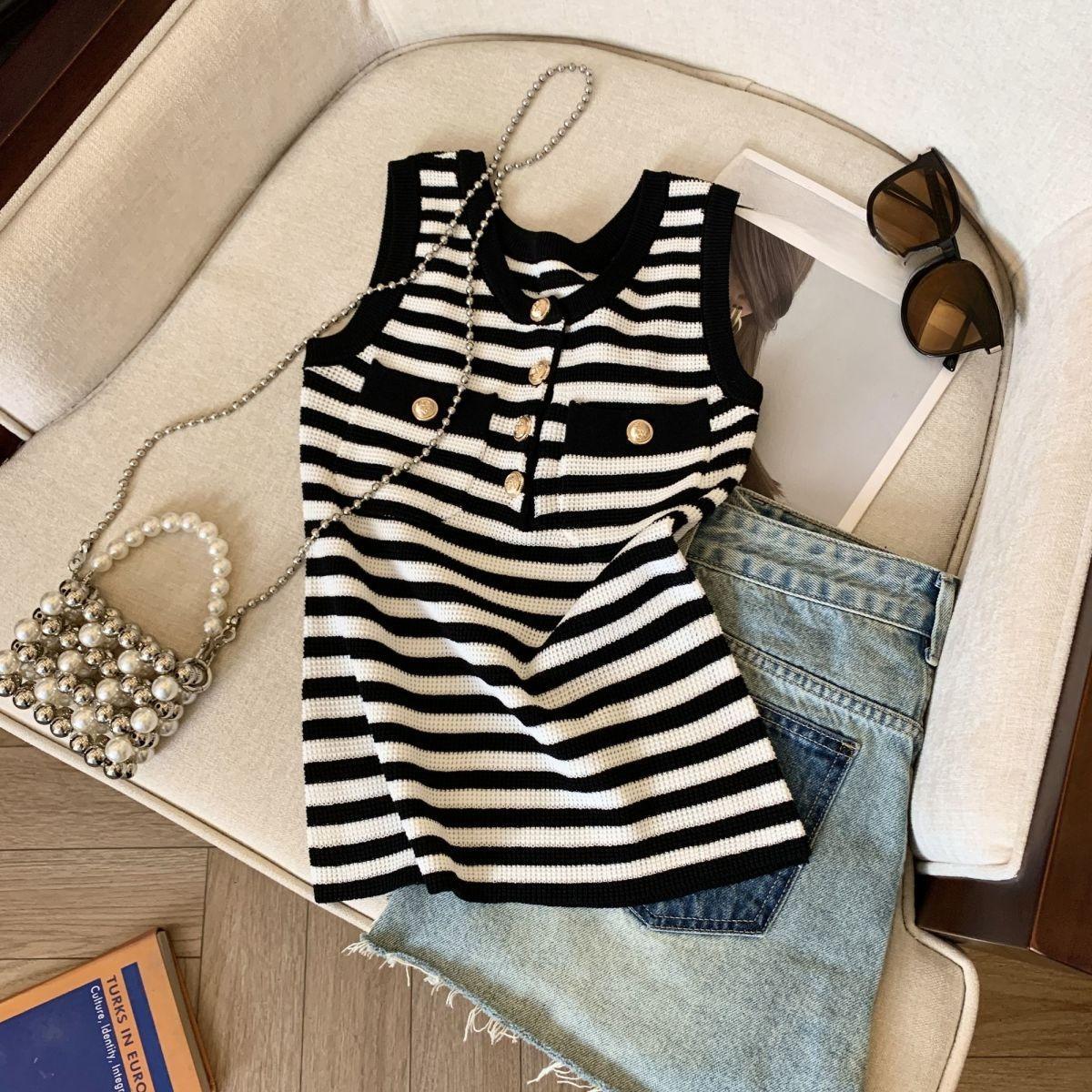 

Полосатый контрастный вязаный жилет для женского летнего омоложения, безрукавный стиль на пуговицах, лоскутный топ с подкладкой one size чёрный