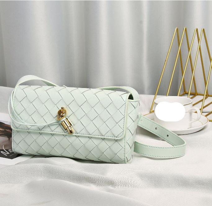 

2025 Трансграничный тренд Новая женская сумка Первый слой овчины Ручное плетение Сумка для повседневного использования Универсальная женская сумка через плечо 22x5x13cm