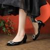 Kristallene quadratische Schnalle Lackleder High Heels Damen quadratischer Kopf dicker Absatz mittlerer Absatz Einzelne Schuhe Nischendesign Temperament Frühling