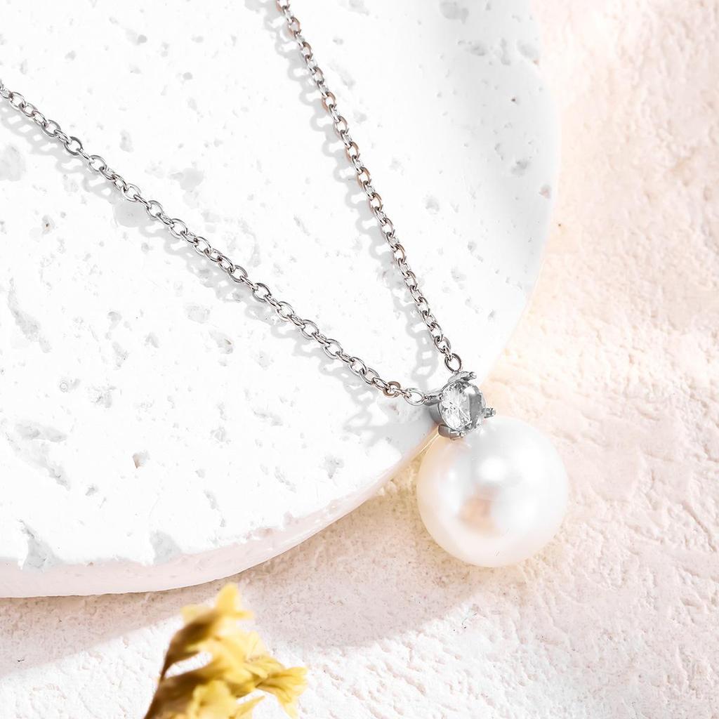 Retro Pearl Pendant Necklace with Four-Claw Design, 2026 Edition, Women's Light Luxury Jewelry